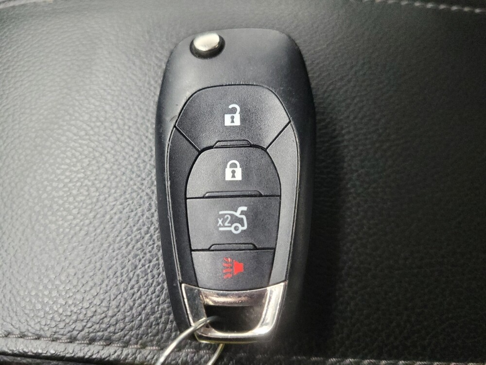 2018 Chevrolet Cruze in Indianapolis, IN 46222 - 18106557 32