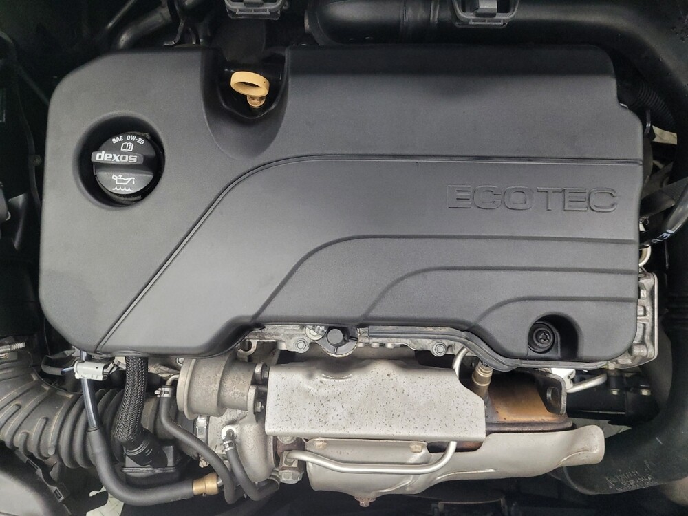 2018 Chevrolet Cruze in Indianapolis, IN 46222 - 18106557 30