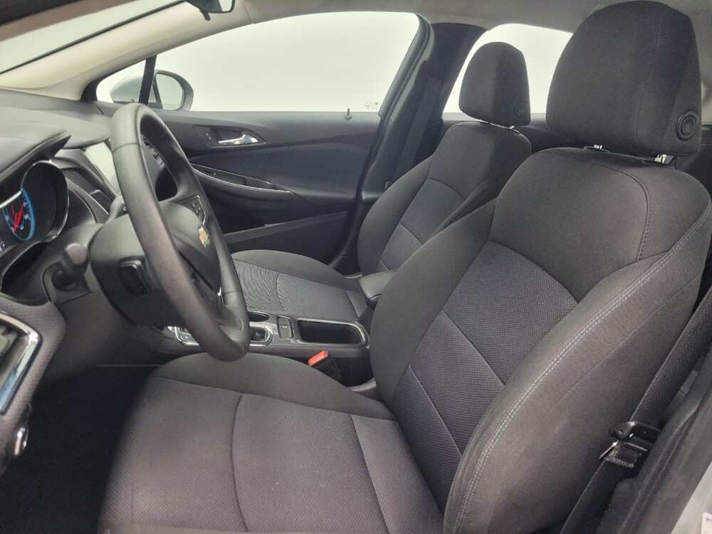 2018 Chevrolet Cruze in Indianapolis, IN 46222 - 18106557 17