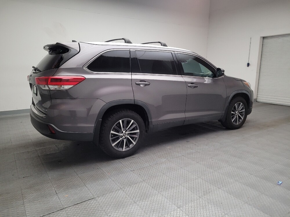 2019 Toyota Highlander in Downey, CA 90241 - 18106562 10