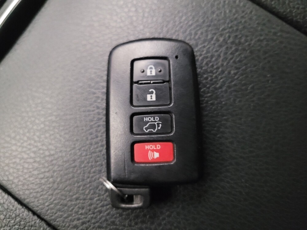 2019 Toyota Highlander in Downey, CA 90241 - 18106562 32