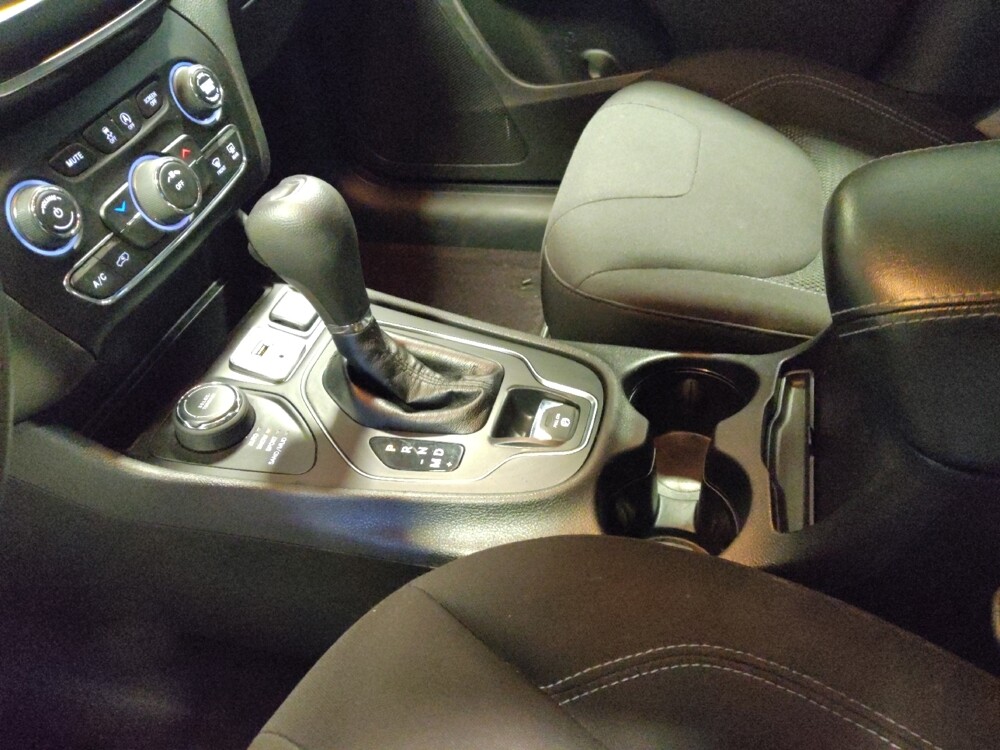 2019 Jeep Cherokee in Glendale, AZ 85301 - 18106733 26