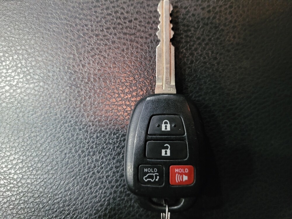 2018 Toyota Highlander in New Castle, DE 19720 - 18106893 32