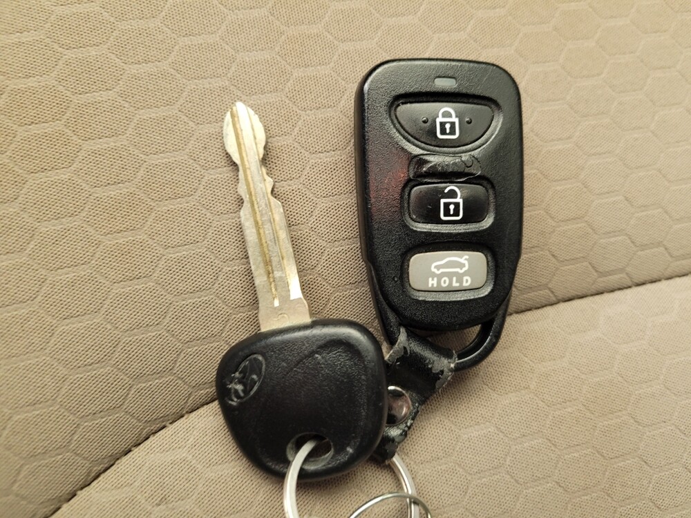 2020 Hyundai Elantra in Columbus, OH 43228 - 18107034 32