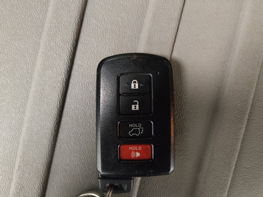 2019 Toyota Highlander in Indianapolis, IN 46219 - 18107525 32