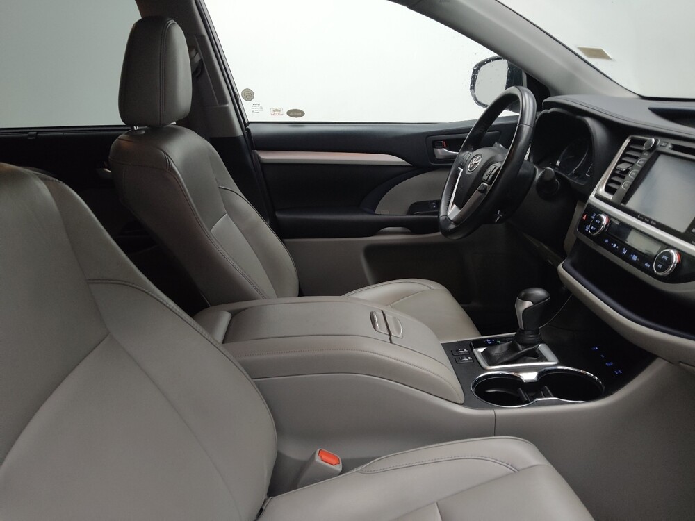 2019 Toyota Highlander in Indianapolis, IN 46219 - 18107525 21