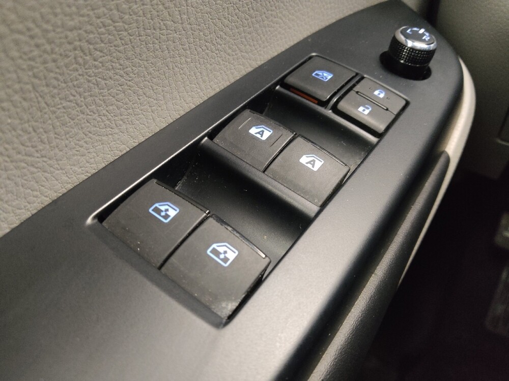 2019 Toyota Highlander in Indianapolis, IN 46219 - 18107525 27