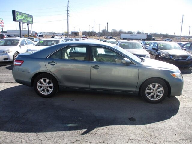 2011 Toyota Camry in Oak Grove, MO 64075 - 18107738 4