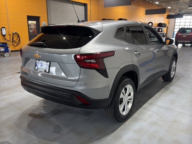 2024 Chevrolet Trax in Burlington, WI 53105 - 18107776 5