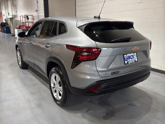 2024 Chevrolet Trax in Burlington, WI 53105 - 18107776 3
