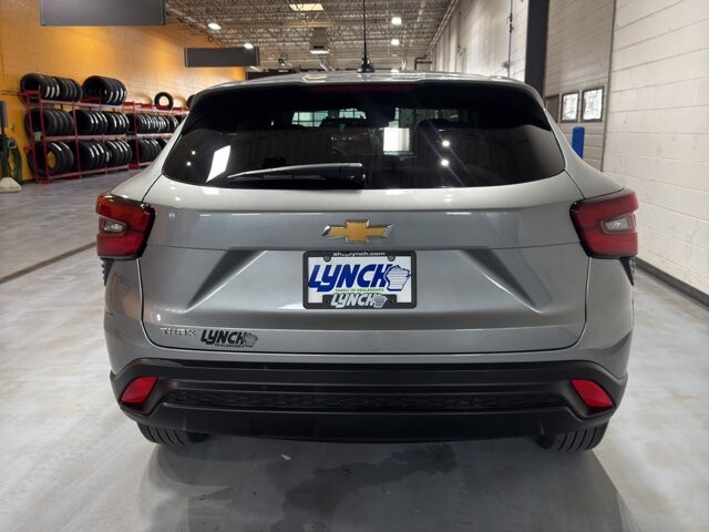 2024 Chevrolet Trax in Burlington, WI 53105 - 18107776 4