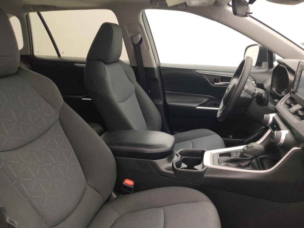 2019 Toyota RAV4 in Tampa, FL 33619 - 18107905 21