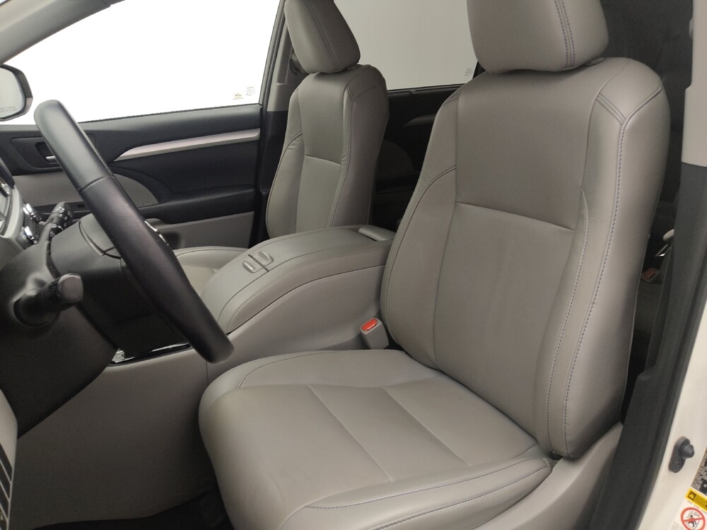 2019 Toyota Highlander in Jacksonville, FL 32210 - 18108213 17