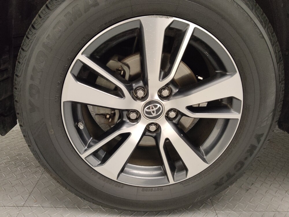 2018 Toyota RAV4 in Arlington, TX 76011 - 18108912 31