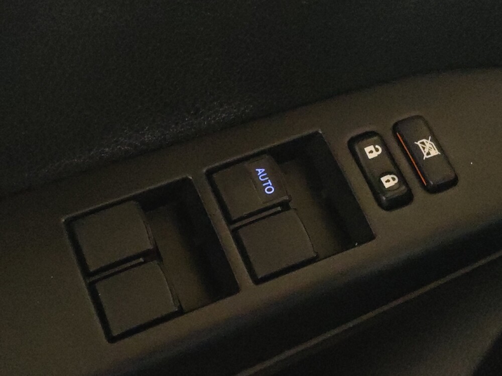 2018 Toyota RAV4 in Arlington, TX 76011 - 18108912 27