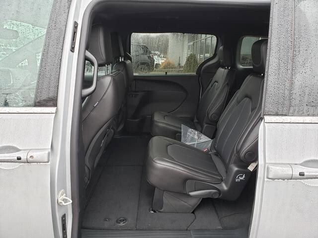 2026 Chrysler Pacifica in Bedford, OH 44146 - 18109065 7