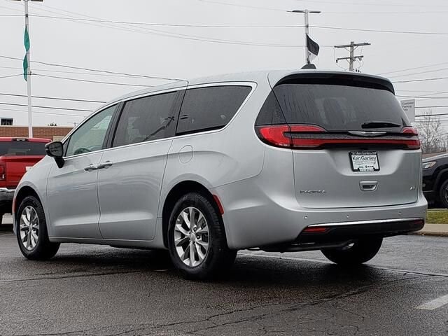 2026 Chrysler Pacifica in Bedford, OH 44146 - 18109065 3