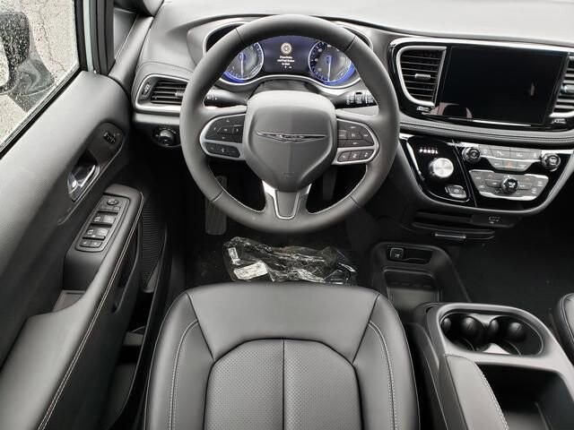 2026 Chrysler Pacifica in Bedford, OH 44146 - 18109065 9