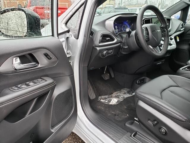 2026 Chrysler Pacifica in Bedford, OH 44146 - 18109065 6