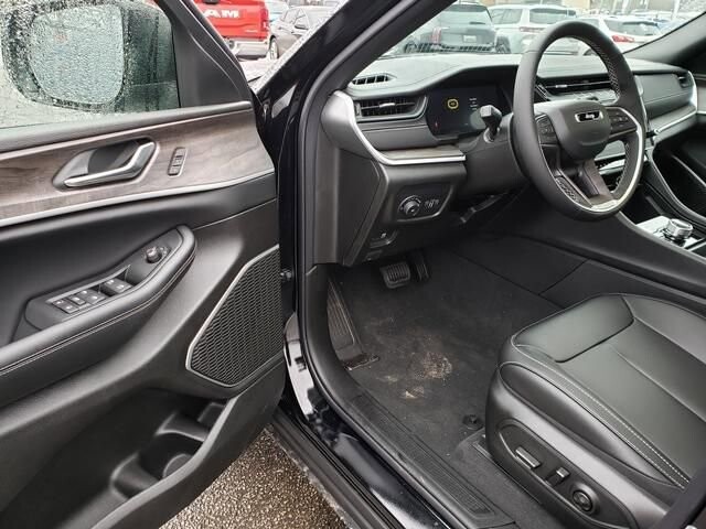 2026 Jeep Grand Cherokee in Bedford, OH 44146 - 18109066 6