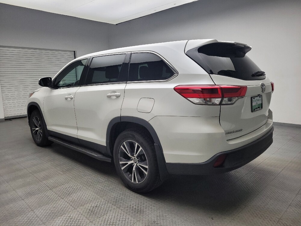 2019 Toyota Highlander in Taylor, MI 48180 - 18109189 3
