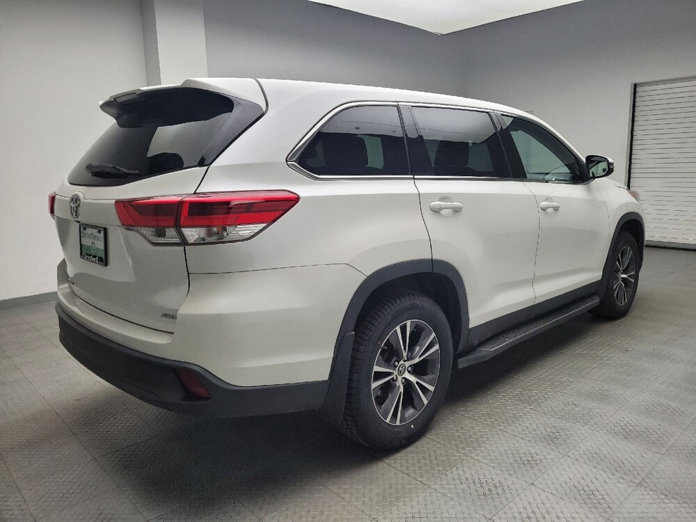 2019 Toyota Highlander in Taylor, MI 48180 - 18109189 10