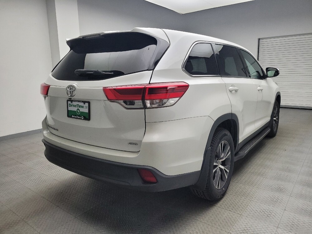 2019 Toyota Highlander in Taylor, MI 48180 - 18109189 9