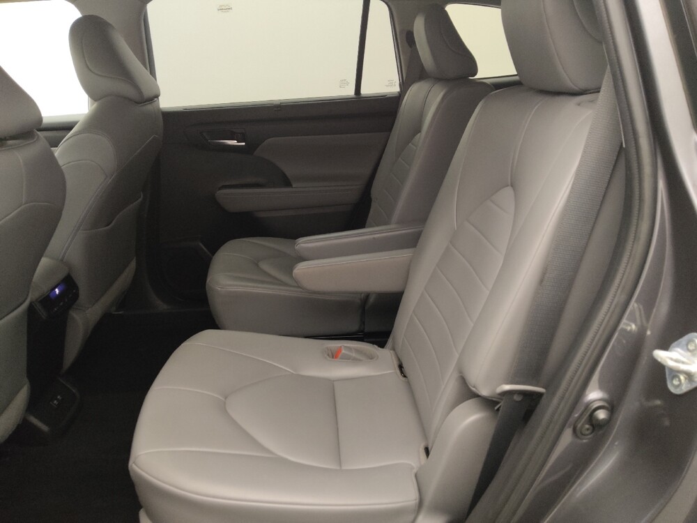 2021 Toyota Highlander in Metairie, LA 70006 - 18109219 18