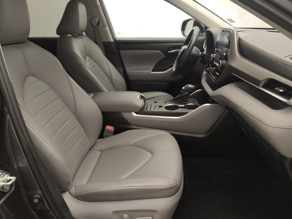 2021 Toyota Highlander in Metairie, LA 70006 - 18109219 21