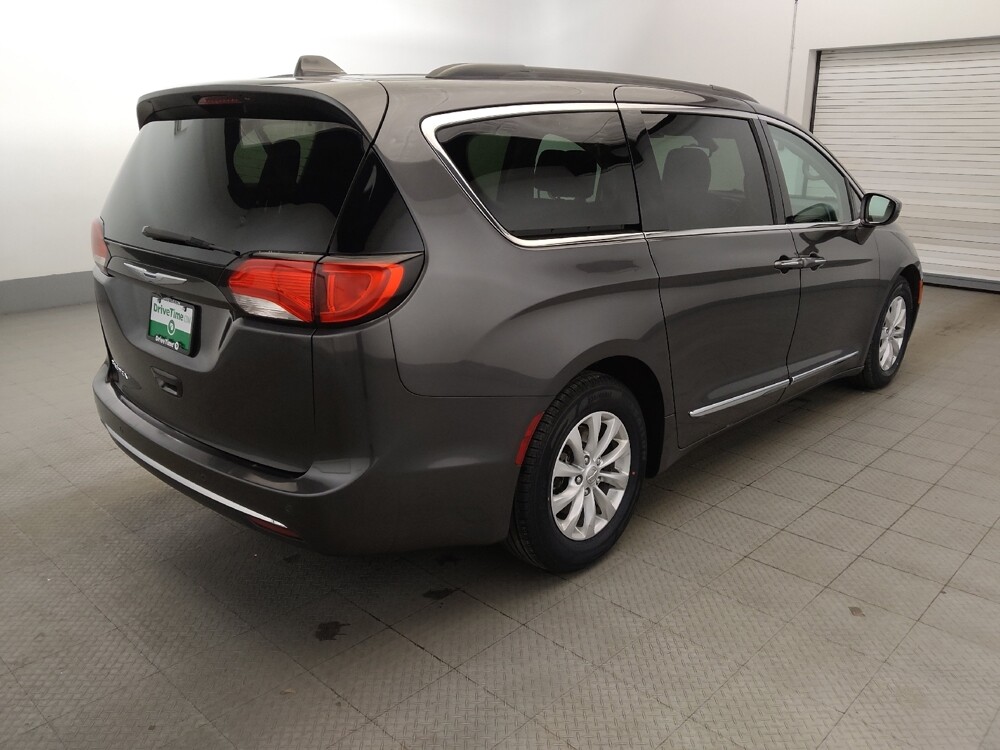 2017 Chrysler Pacifica in New Castle, DE 19720 - 18109296 10