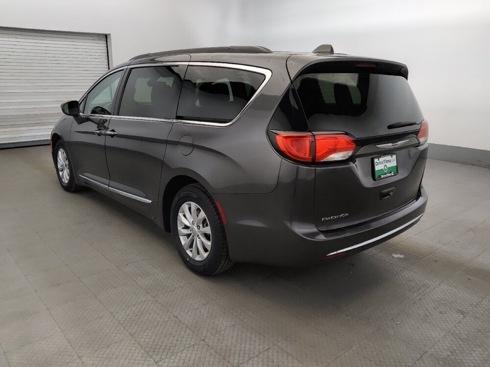 2017 Chrysler Pacifica in New Castle, DE 19720 - 18109296 5