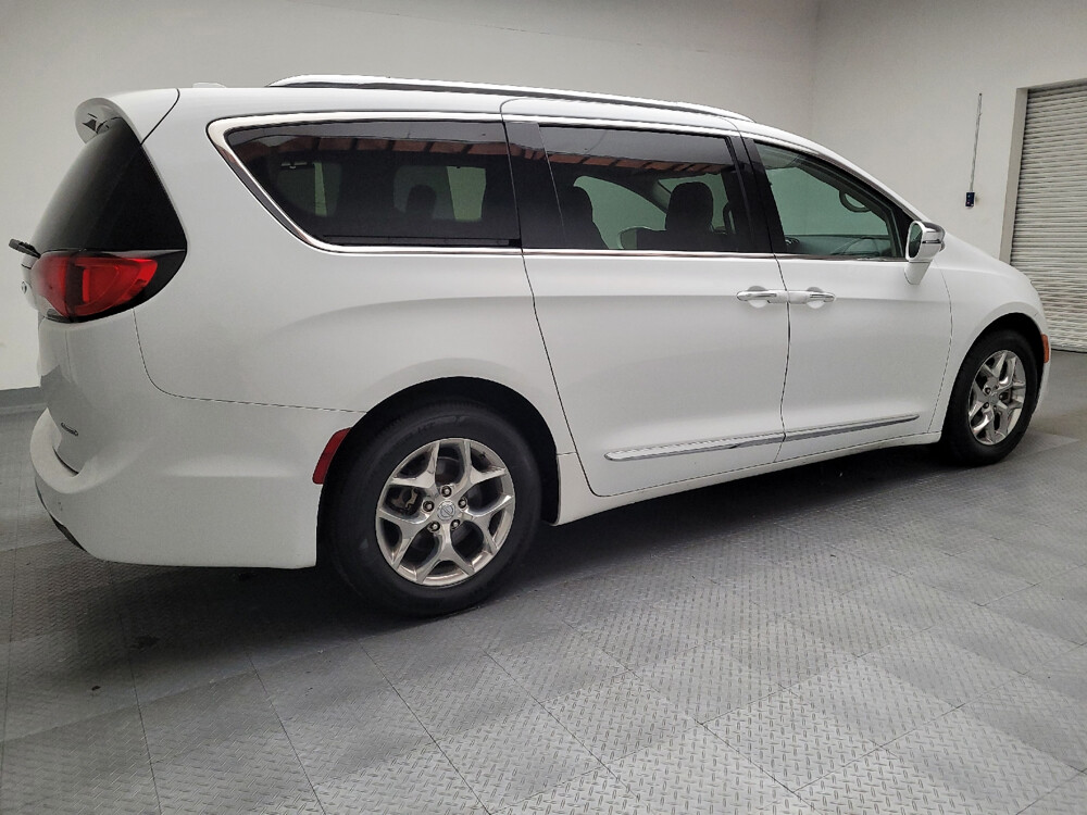 2017 Chrysler Pacifica in Fresno, CA 93726 - 18109333 10