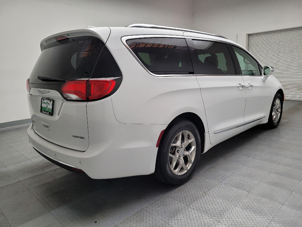2017 Chrysler Pacifica in Fresno, CA 93726 - 18109333 9