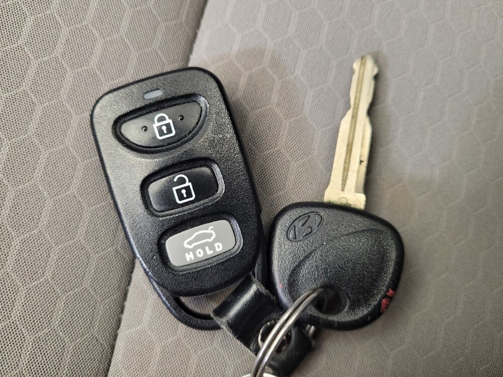 2020 Hyundai Elantra in Miamisburg, OH 45342 - 18109522 32