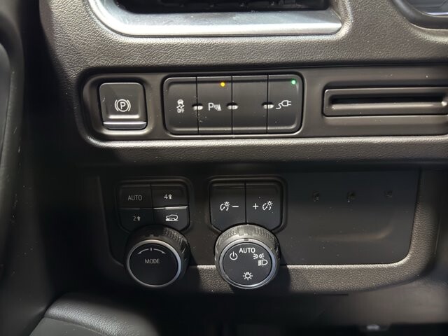 2021 Chevrolet Suburban in Burlington, WI 53105 - 18109633 32