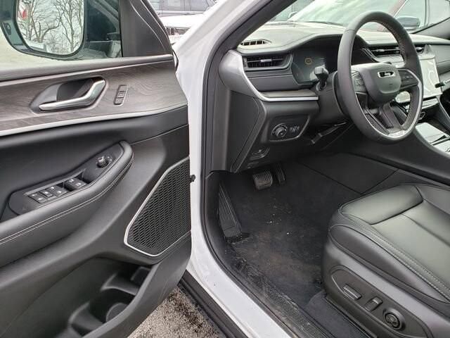 2026 Jeep Grand Cherokee in Bedford, OH 44146 - 18110141 6