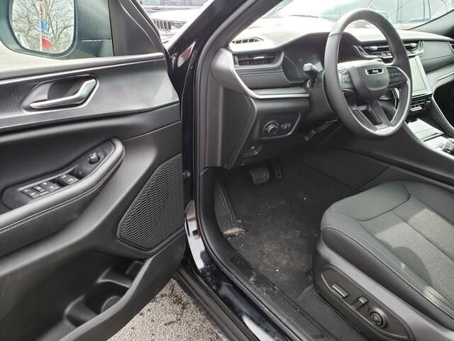 2026 Jeep Grand Cherokee in Bedford, OH 44146 - 18110143 6