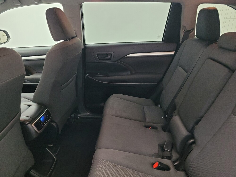 2019 Toyota Highlander in Fayetteville, NC 28304 - 18110307 18