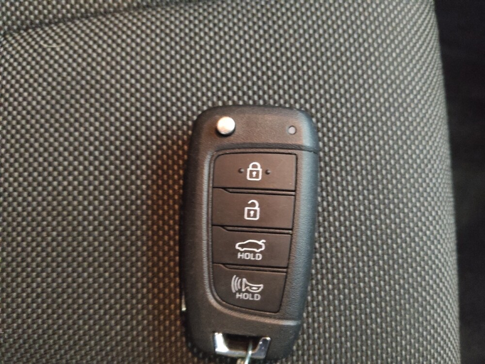 2024 Hyundai Elantra in Des Moines, IA 50310 - 18110380 32