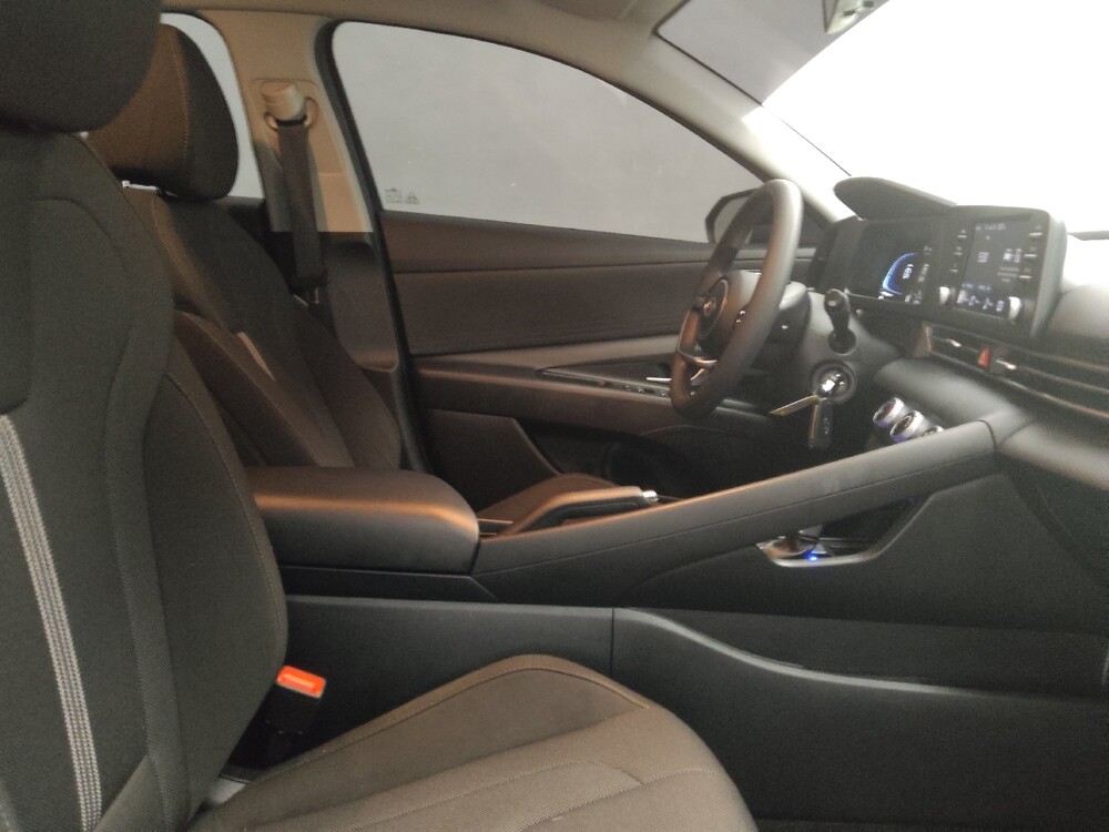 2024 Hyundai Elantra in Des Moines, IA 50310 - 18110380 21