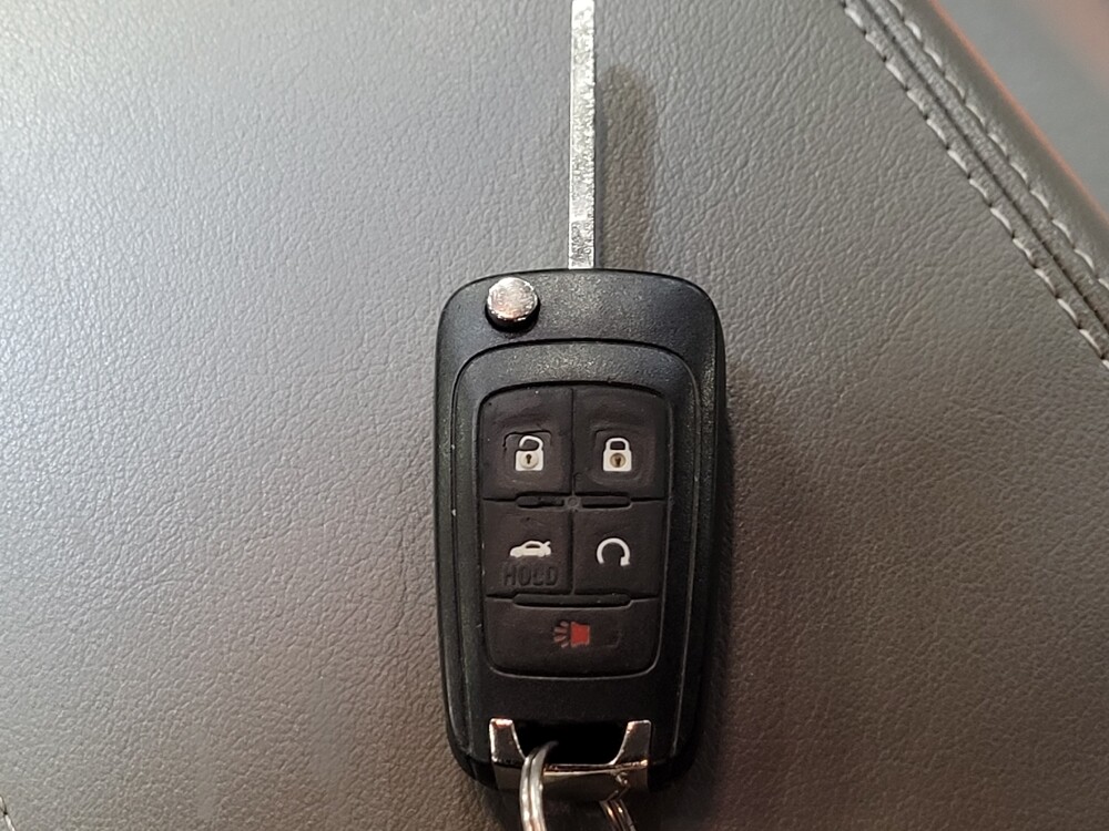 2016 Chevrolet Malibu in Riverside, CA 92504 - 18110685 32