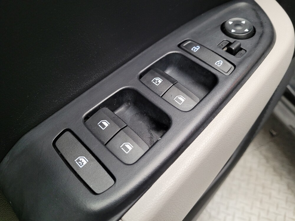 2023 Hyundai Venue in Riverside, CA 92504 - 18110688 27