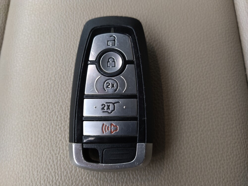 2020 Ford Explorer in Topeka, KS 66611 - 18111039 32