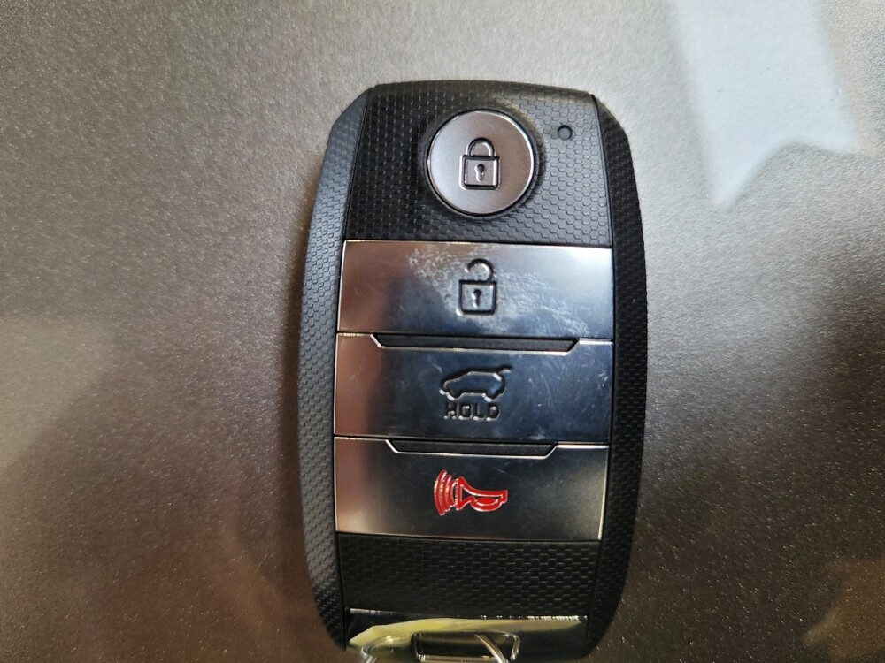 2017 Kia Sorento in Downey, CA 90241 - 18111106 32