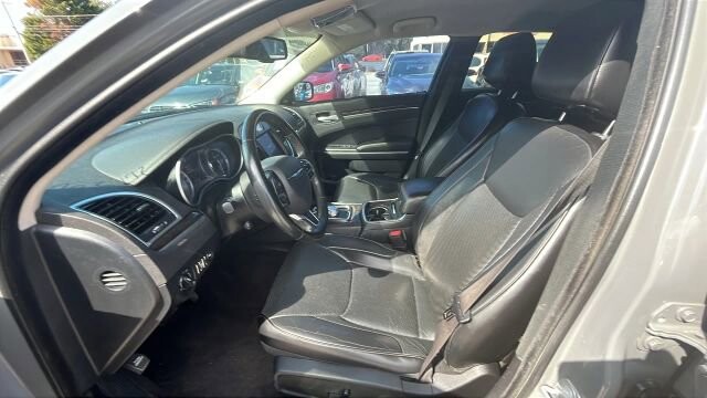 2018 Chrysler 300 in Greenville, SC 29607 - 18111366 33