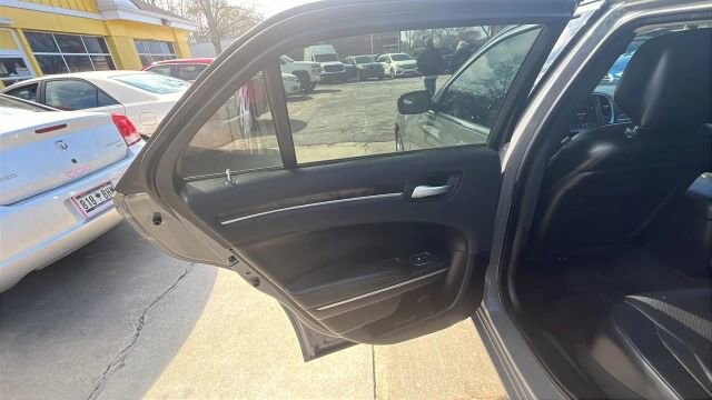 2018 Chrysler 300 in Greenville, SC 29607 - 18111366 27