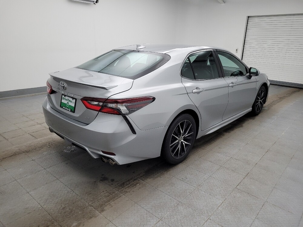 2021 Toyota Camry in Toledo, OH 43617 - 18111649 9