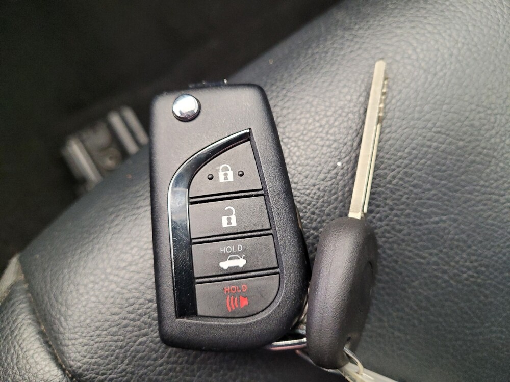 2021 Toyota Camry in Toledo, OH 43617 - 18111649 32