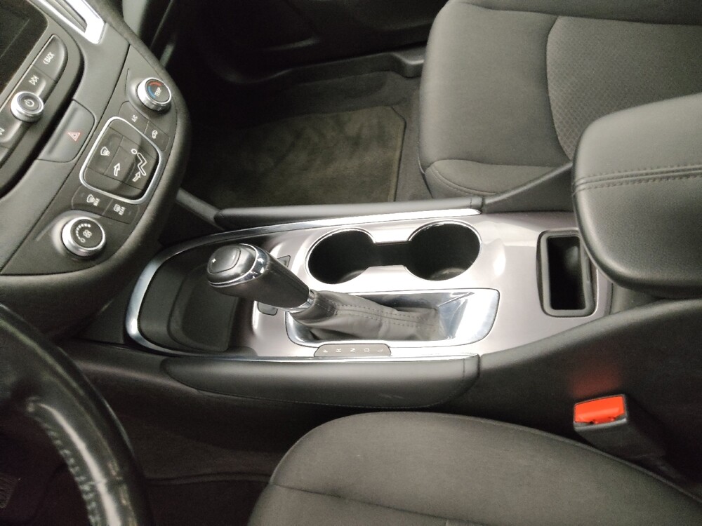 2018 Chevrolet Malibu in Independence, MO 64055 - 18111740 26