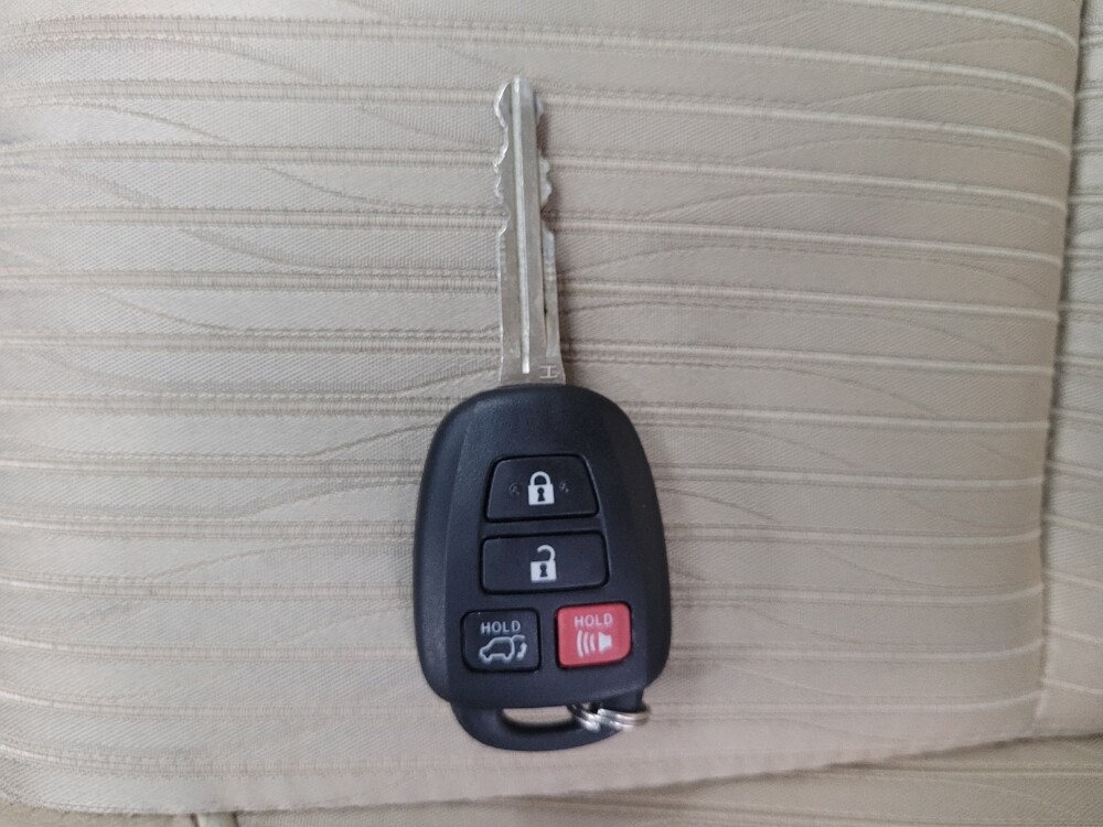 2018 Toyota Highlander in Memphis, TN 38115 - 18111777 32